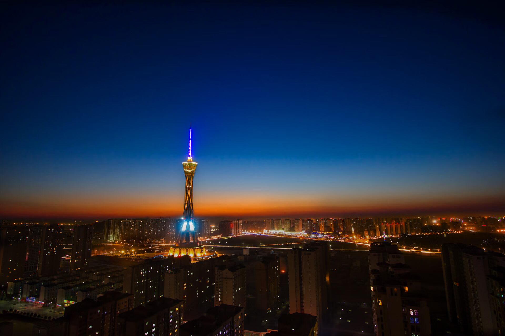 “三叉湖飞盘赛：全速投掷与精准接盘的极限比拼”