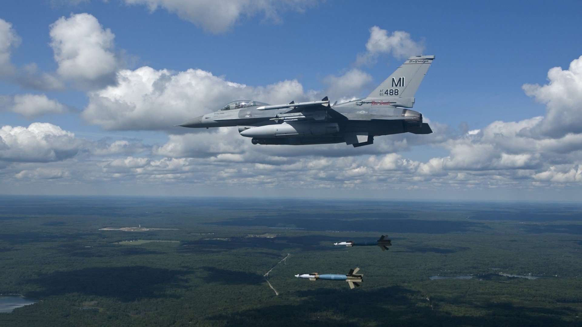 亚历克斯·格林伍德稳步提高，成为袋鼠队不可或缺的后防力量，亚历克斯-格林伍德